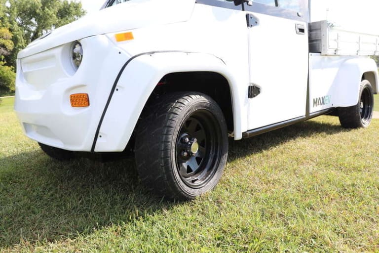 electric commercial utility vehicle with with fenders